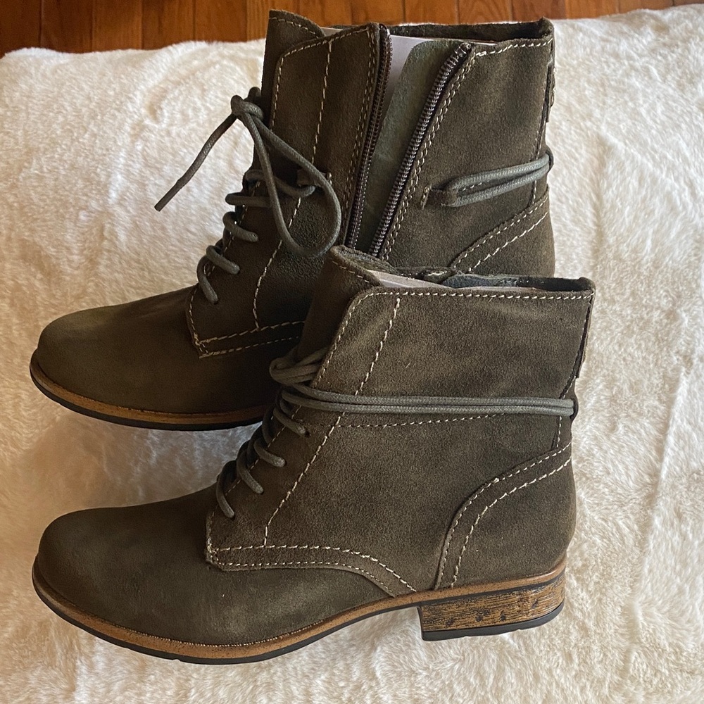 Earth Origins Dark Green Lace-Up Boots New Never Worn in Box